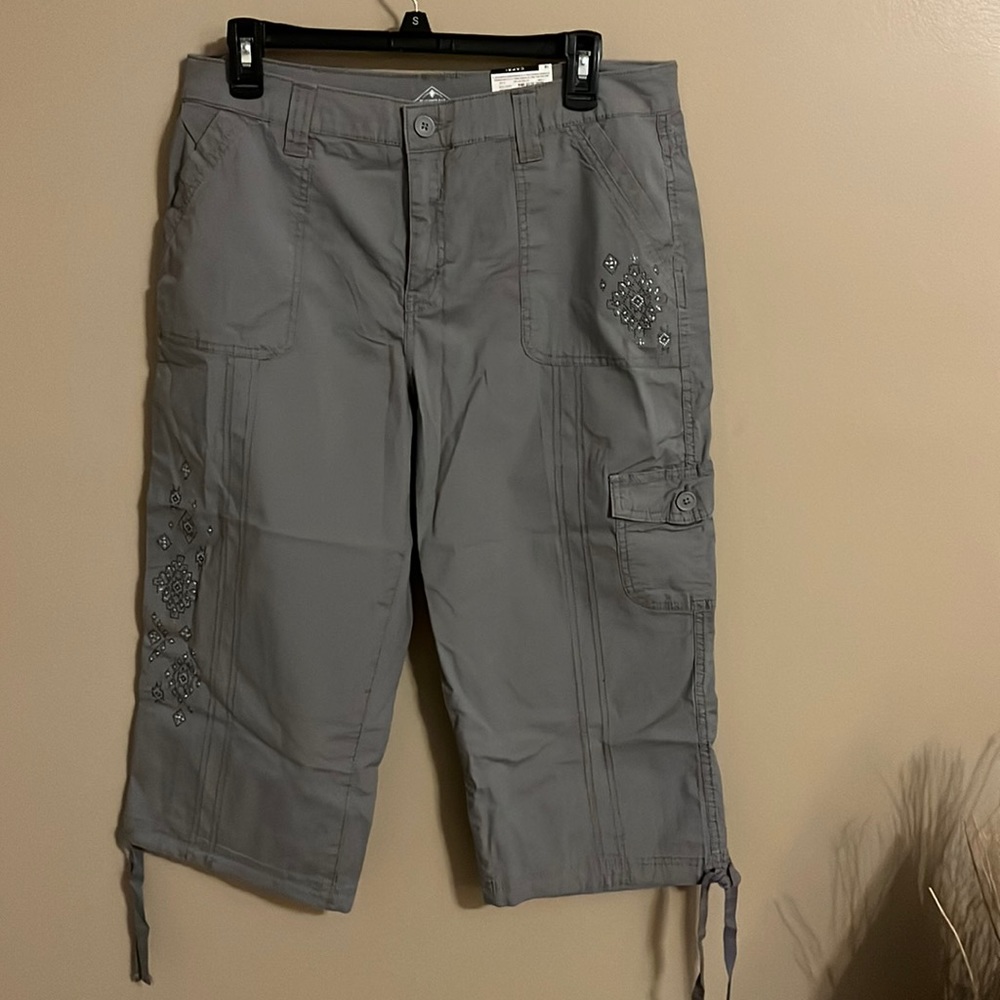 Mid-rise gray capris